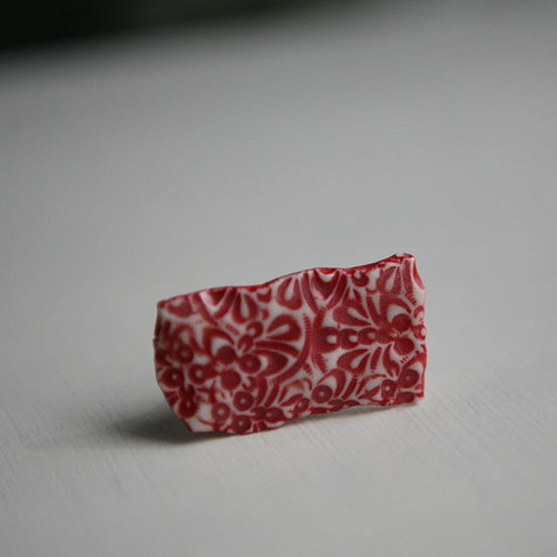Maličká (porcelánová brož) — foto 1