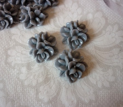 C21 / kabošon růžička šedá / 15x15x6,5mm / 3ks