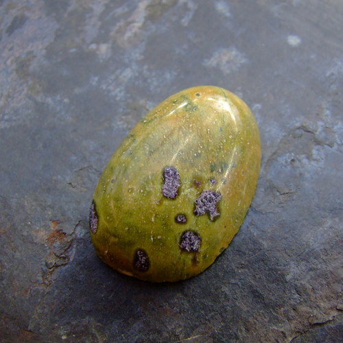 Stichtit v serpentinu, kabošon č.943 — foto 1