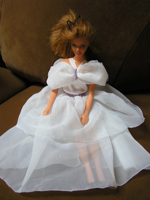 Svatební šaty na Barbie
