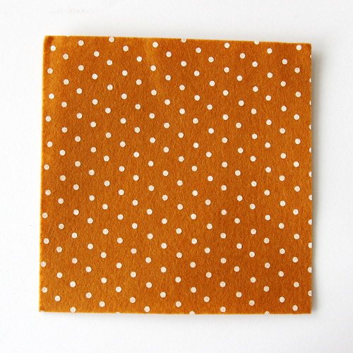 Dekorační filc potištěný - karamelový, 15 x 15 cm