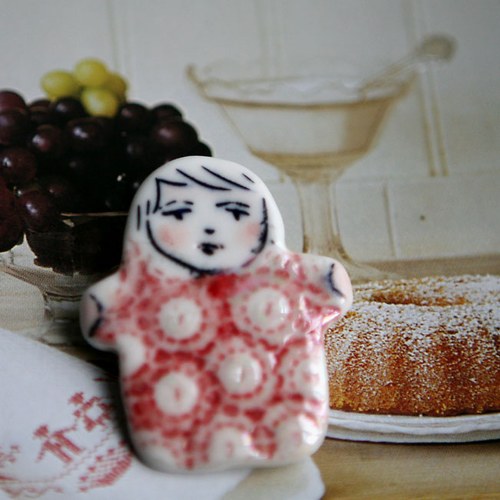 Apolenka Ono (porcelánová brož) — foto 1