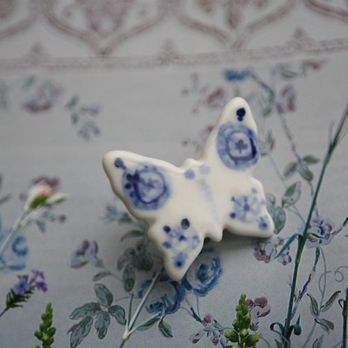 Lety s modří nebe (porcelánová brož) — foto 1