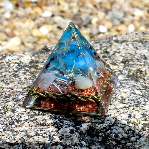 Orgonit *Pyramida (3)* 4x4 Akvamarinová — foto 1