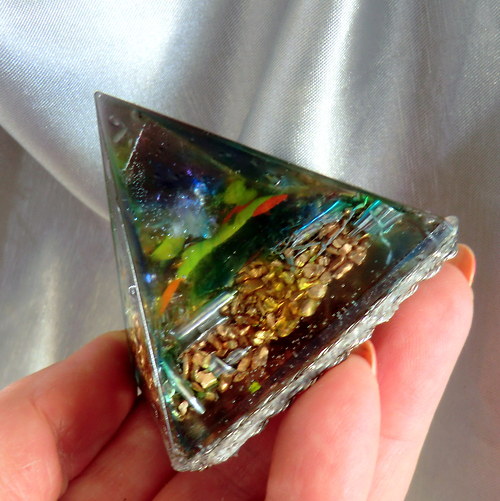 Orgonit Pyramida *OBJ* DUHA — foto 1
