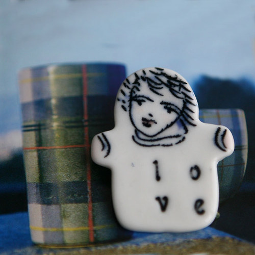 Ono ...s láskou (porcelánová brož) — foto 1