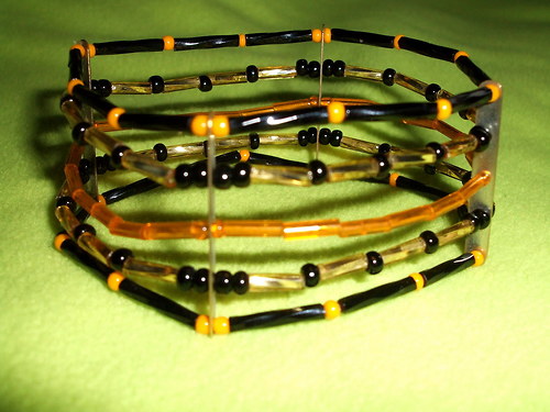 Oranžovo černý náramek