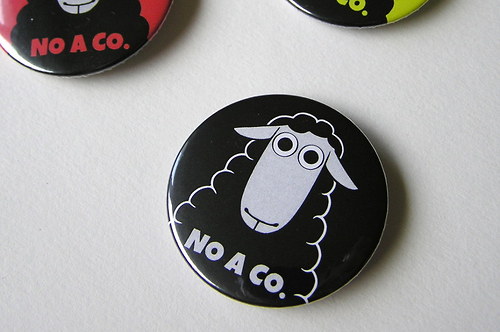 "No a co." placka s černou ovcí — foto 1