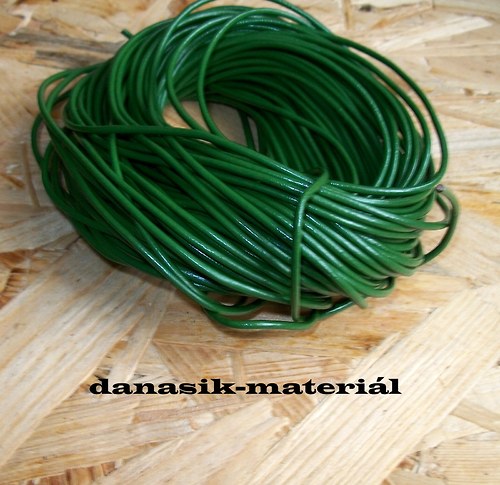 KOŽENÁ ŠŇŮRKA TM. ZELENÁ - METRÁŽ - 2 mm