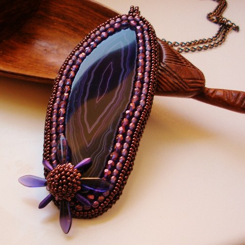 Agate aubergine avec fleur — foto 1