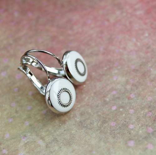 White circles — foto 1
