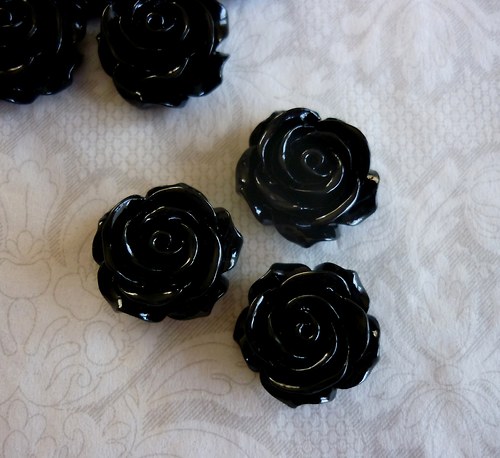 C35 / kabošon růžička černá / 14,5x14,5x8mm /3ks