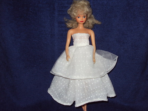 Bílé šaty pro panenku Barbie — foto 1