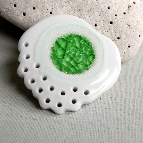 Otvírání studánek (porcelánová brož) — foto 1