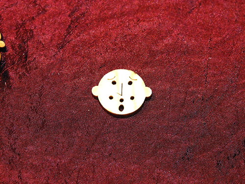 Knoflík dřevěný 25 mm TVÁŘ - F (autorský výrobek)