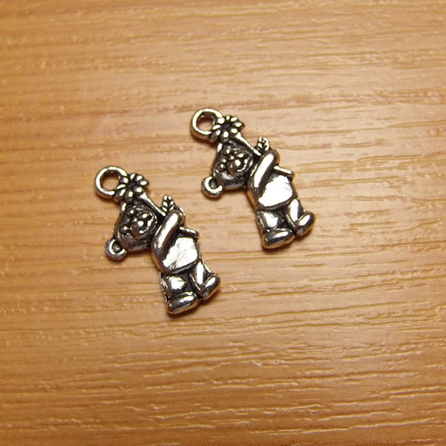 Méďa s kytičkou - starostříbro - 19mm x 9mm