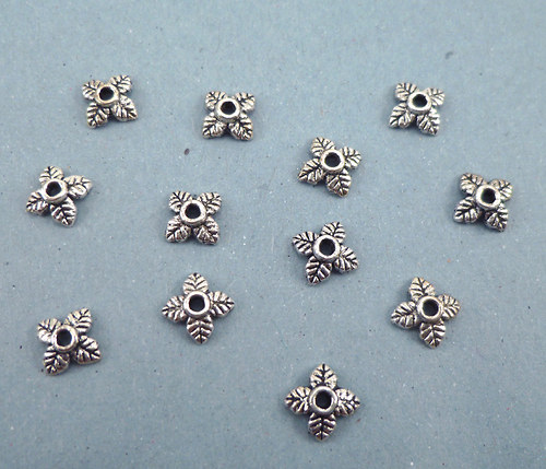 Kaplík lístečky stříbrný 6mm, 10ks