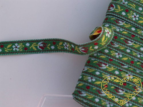 Zelená krojová stuha - vzorovka - š 1 cm