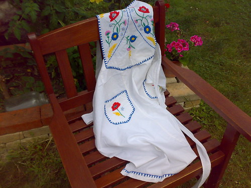 Z babiččiny truhličky...zástěrka s kytičkama — foto 1