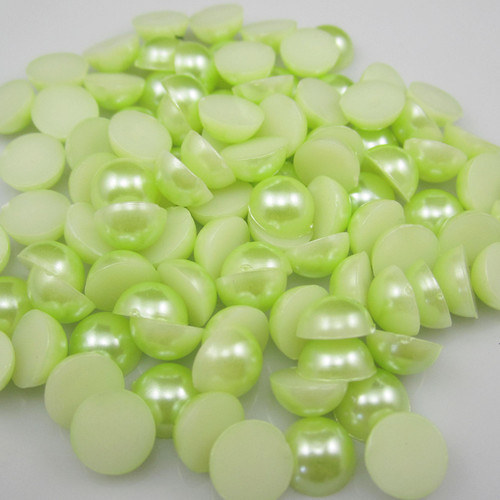 Kabošony poloviční perličky 4 mm zelenkavé (40 ks)