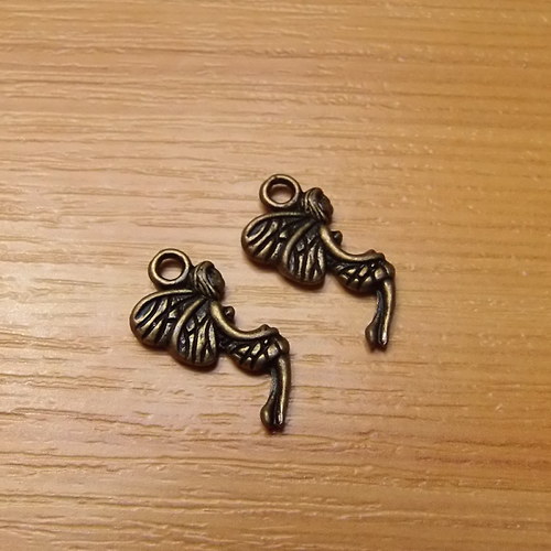 Bronzová andělka s křídly - 19mm x 9mm
