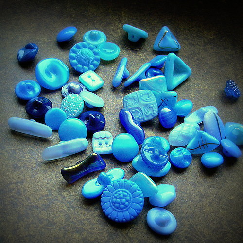 Mix modrých knoflíků - sklo - 75g — foto 1