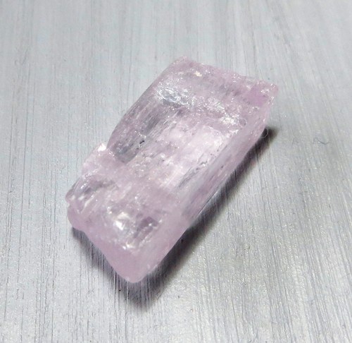 Kunzit (Spodumen) -krystal - pár č.7 — foto 1