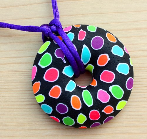 Pestrý neonový donut — foto 1