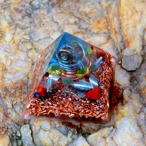 Orgonit *Pyramida (5)* 4x4cm * Energie — foto 1