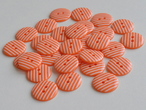 Knoflík s proužky oranžový 18 mm