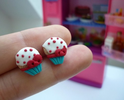 Muffinky s červenou mašličkou. — foto 1