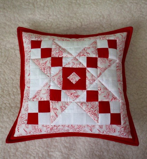Povlak / polštář červeno-bílý - patchwork. — foto 1