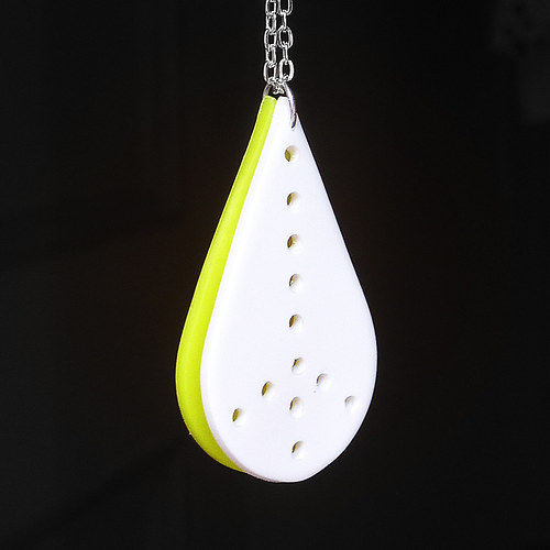 Bílo-neonová kapka