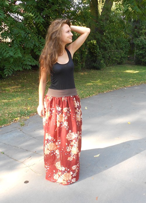 Dlouhá sukně s růžemi — foto 1