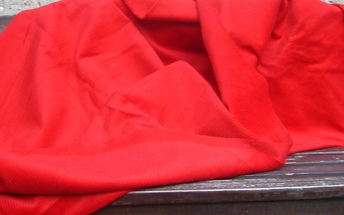 Červený manšestr — foto 1