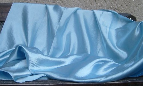 Lesklá blankytně modrá látka — foto 1