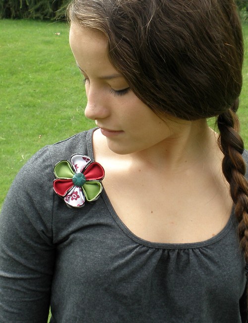 Barevná kanzashi brož — foto 1