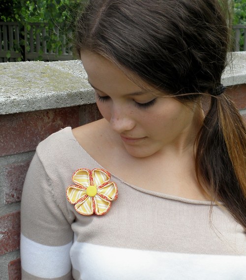 Sluníčková kanzashi brož — foto 1