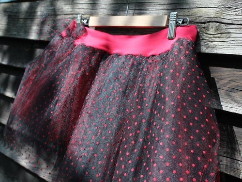 Tylová sukýnka Love red dots — foto 1