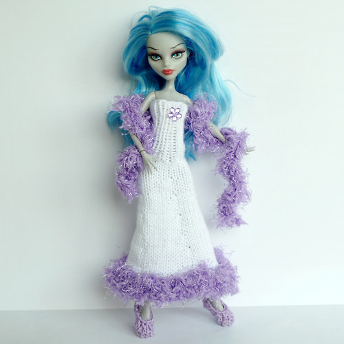 Bílé šaty s boa pro Monster High — foto 1
