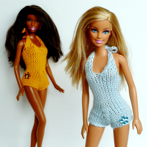 Bledě modré plavky s kytičkou pro Barbie — foto 1