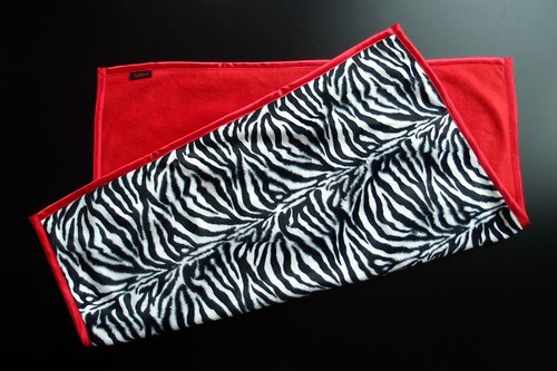 DEKA Zebra červená, červený lem — foto 1