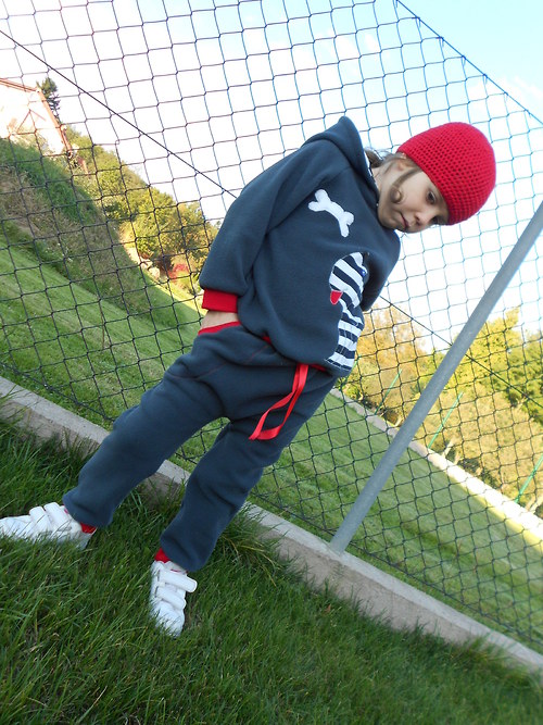 Mlsné psisko - komplet mikina, gatě, čepka — foto 1