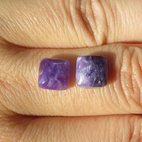 Čaroit - mini kabošony (8x8mm) pár č.010 — foto 1