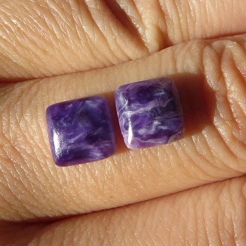 Čaroit - mini kabošony (8x8mm) pár č.013 — foto 1