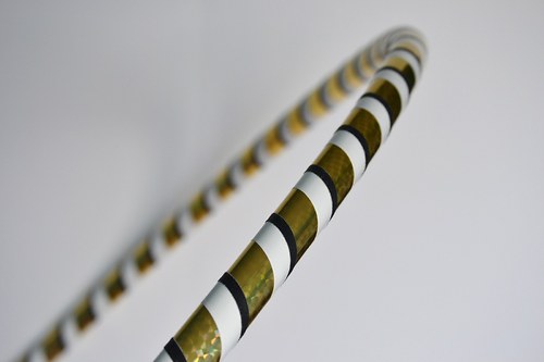 Obruč na hooping bílo-zlato-černá 100 cm — foto 1