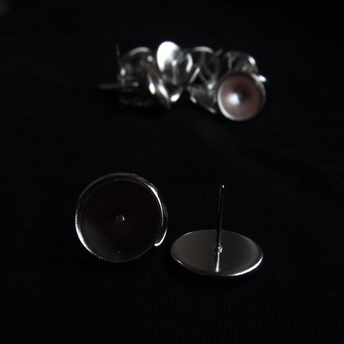 Puzety s lůžkem stříbrné 12mm- 1 pár