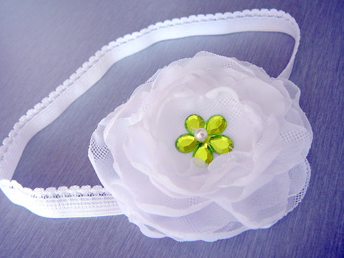 Bílá čelenka s bílým květem. — foto 1