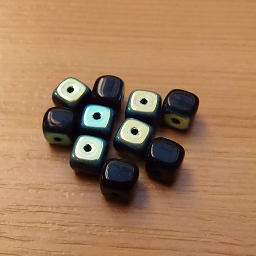 Mačkané korálky - kostičky - pokov - 6x5mm