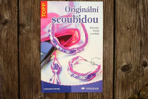 Knížka - Originální scoubidou, náramky, řetízky